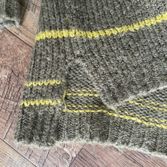 Woman’s Aerie sweater - Picture 4 of 4